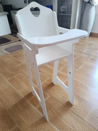 Trona de madera blanca para muñecas