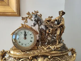 Reloj de sobremesa de bronce con figura