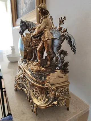 Reloj de sobremesa de bronce con figura