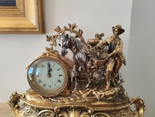Reloj de sobremesa de bronce con figura