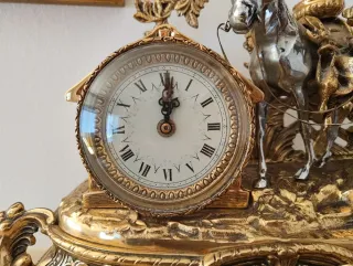 Reloj de sobremesa de bronce con figura