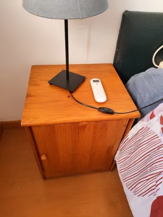 Mesita de noche de madera con puerta