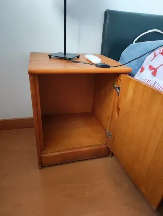Mesita de noche de madera con puerta