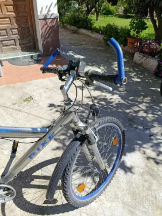 Bicicleta de montaña azul y gris