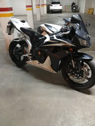 Honda CBR 600rr Negra y Blanca del 2007 32360 km
