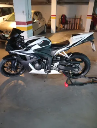 Honda CBR 600rr Negra y Blanca del 2007 32360 km