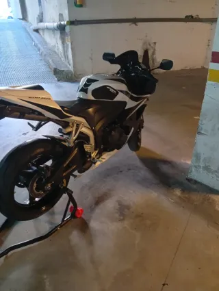 Honda CBR 600rr Negra y Blanca del 2007 32360 km