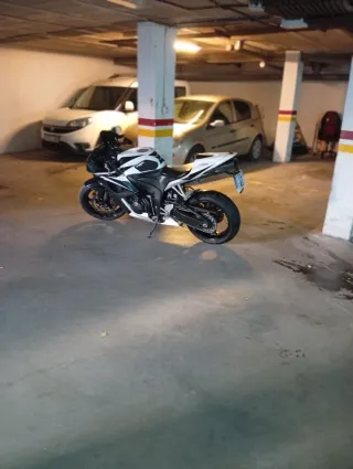 Honda CBR 600rr Negra y Blanca del 2007 32360 km