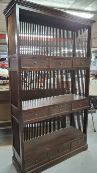 Estantería de madera oscura con cajones