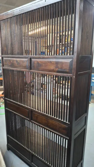 Estantería de madera oscura con cajones