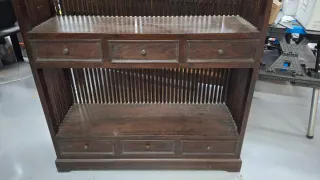 Estantería de madera oscura con cajones