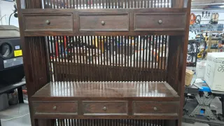 Estantería de madera oscura con cajones