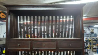 Estantería de madera oscura con cajones