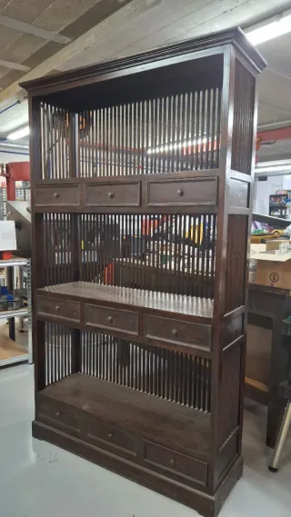 Estantería de madera oscura con cajones