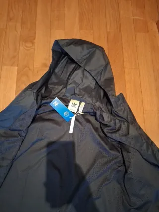 Chubasquero Adidas azul marino sin estrenar