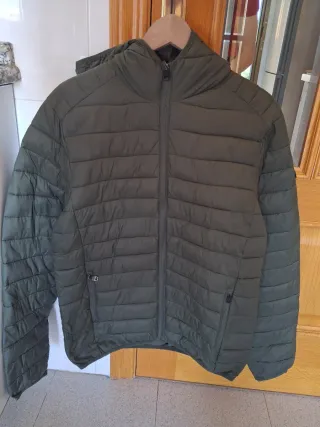 Abrigo acolchado verde oscuro con capucha