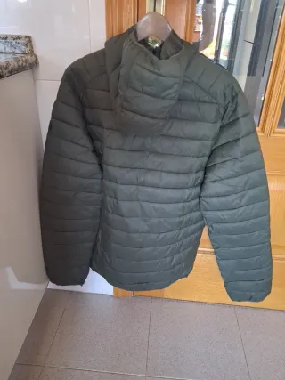 Abrigo acolchado verde oscuro con capucha