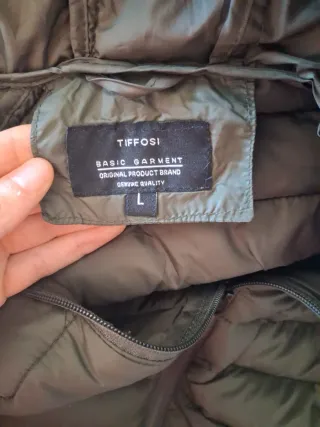 Abrigo acolchado verde oscuro con capucha