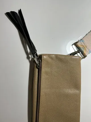 Bolso bandolera con correas bordadas