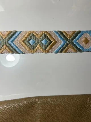 Bolso bandolera con correas bordadas