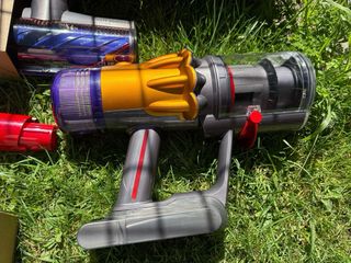 Aspirapolvere Dyson V12 in grigio, giallo e viola