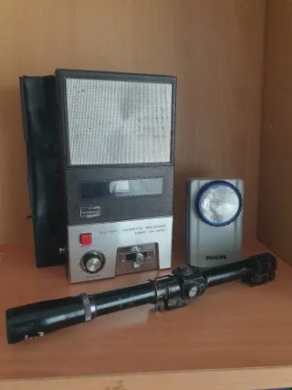 Lote Antigüedades: Grabadora, Linterna, Mira