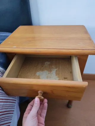 Mesita de noche de madera con 2 cajones.