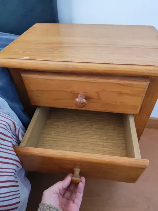 Mesita de noche de madera con 2 cajones.