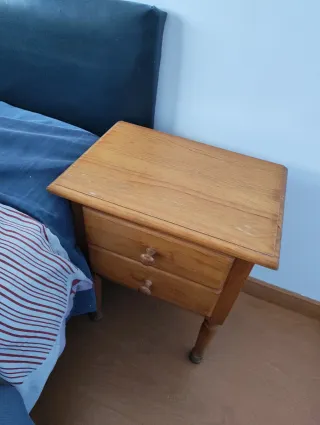 Mesita de noche de madera con 2 cajones.