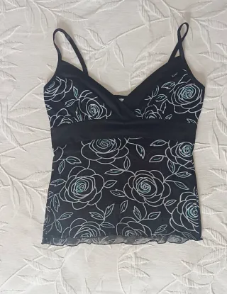 Top negro con estampado floral