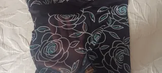 Top negro con estampado floral