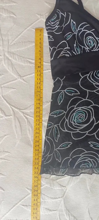 Top negro con estampado floral