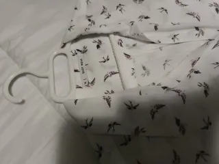 Blusa blanca con estampado de pájaros