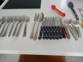 Cubertería: 19cuchillos, 14tenedores, 16 cuchari+5