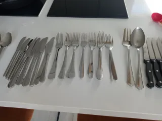 Cubertería: 19cuchillos, 14tenedores, 16 cuchari+5