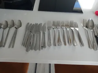 Cubertería: 19cuchillos, 14tenedores, 16 cuchari+5