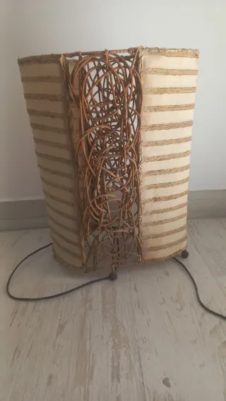 Lámpara de pie de bambú y tela 50 alto x 34 ancho