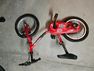 Bicicleta infantil roja
