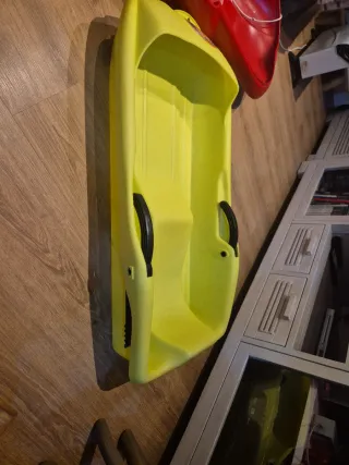 Trineos rojo y verde