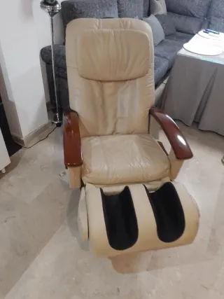 Sillón de masaje de piel y madera