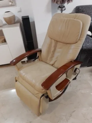Sillón de masaje de piel y madera