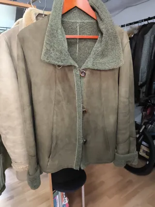 Chaquetó imitación borrego beige y chaqueta verde