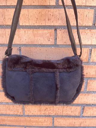 Bolso negro con asa regulable