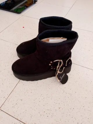 Stivali neri nuovi con fibbia