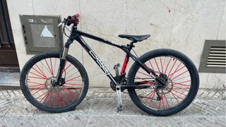 Bicicleta Montaña Negra Ruedas Rojas