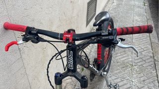 Bicicleta Montaña Negra Ruedas Rojas