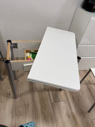 Mesa de cocina blanca con cajón