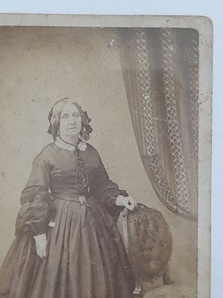 Foto Antigua Donna con Vestito e Collana