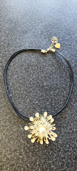 Conjunto collar y pendientes flor plateada