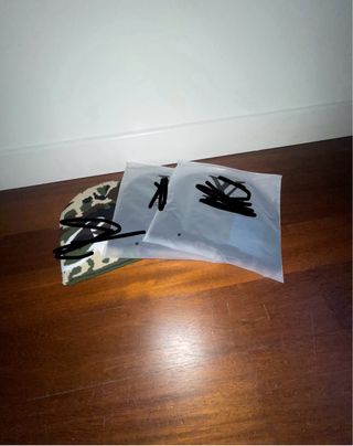 Lotto 3 berretti con sacchetto in omaggio